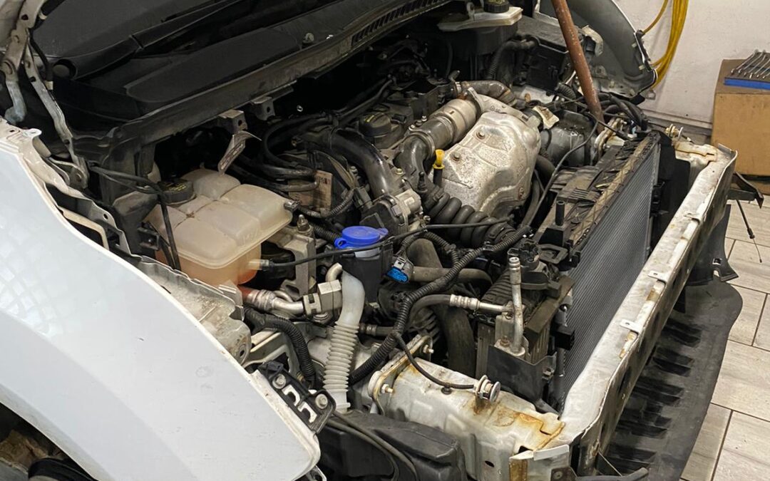 DETEKCE ÚNIKU CHLADIVA R134a, VÝMĚNA CHLADIČE A KLIMA-KOMPRESORU – FORD TRANSIT CONNECT, r.v. 2015